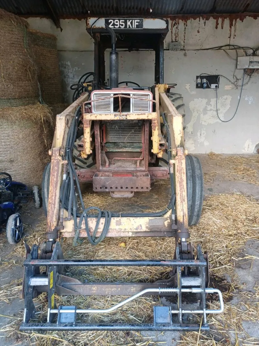 International tractor loader - Image 2