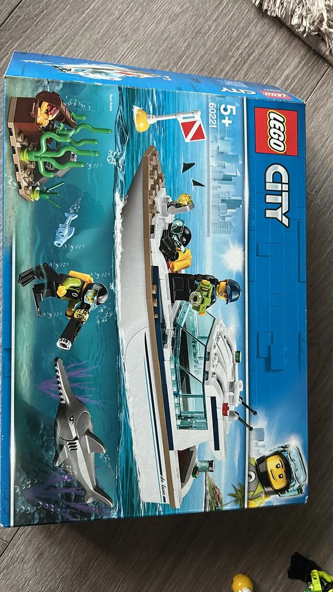 Limited edition Lego 60221 driving yacht - Image 2