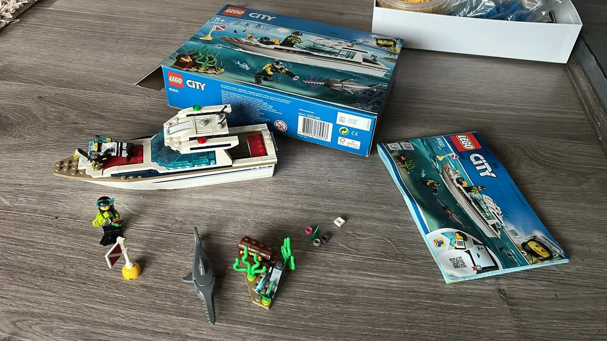 Limited edition Lego 60221 driving yacht - Image 3