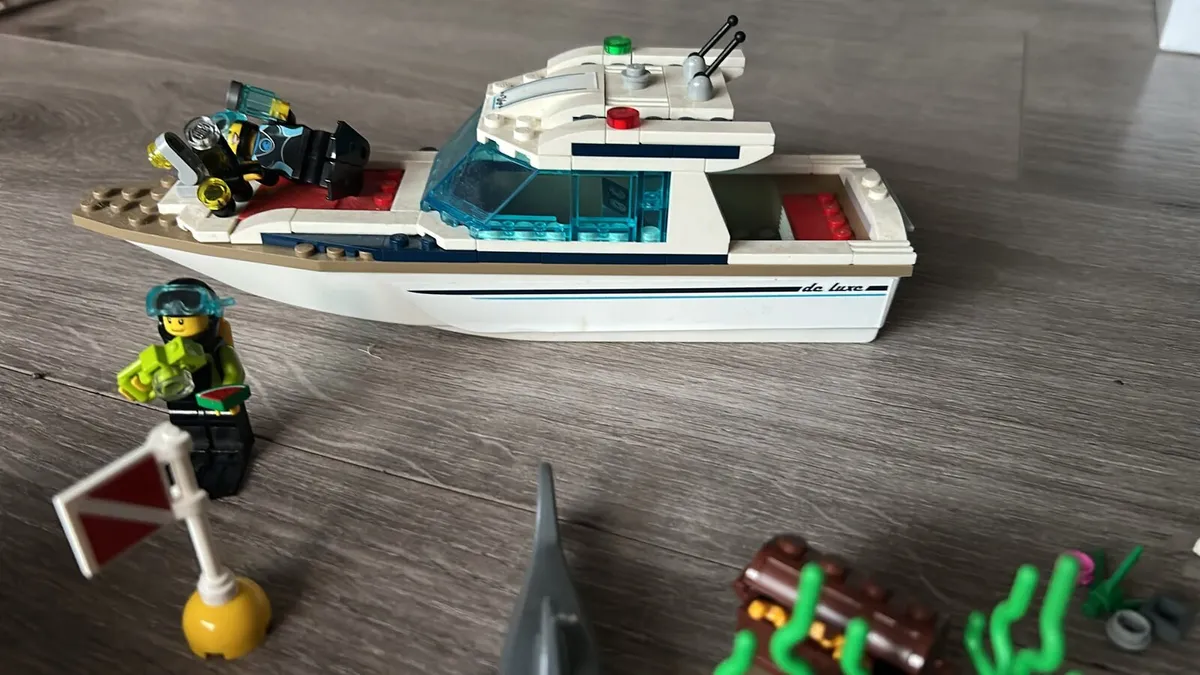 Limited edition Lego 60221 driving yacht - Image 4