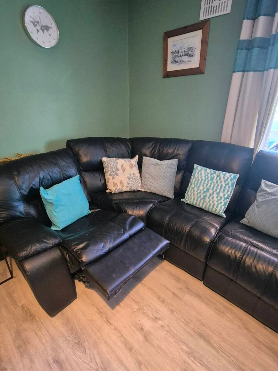 Leather recliner sofa (non electric) - Image 4
