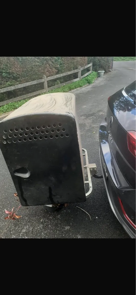 Ball hitch mounted dog box - Image 1