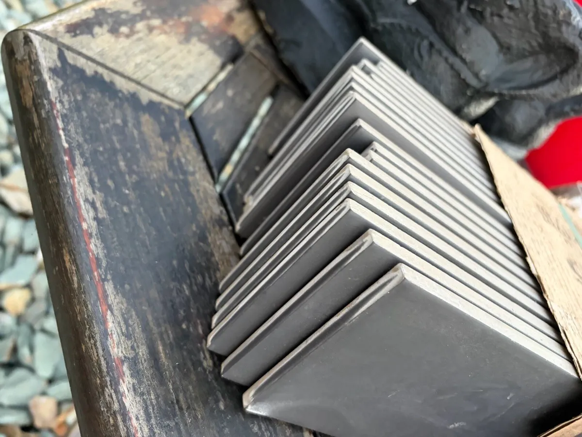 2 x box new tiles €10 - Image 3
