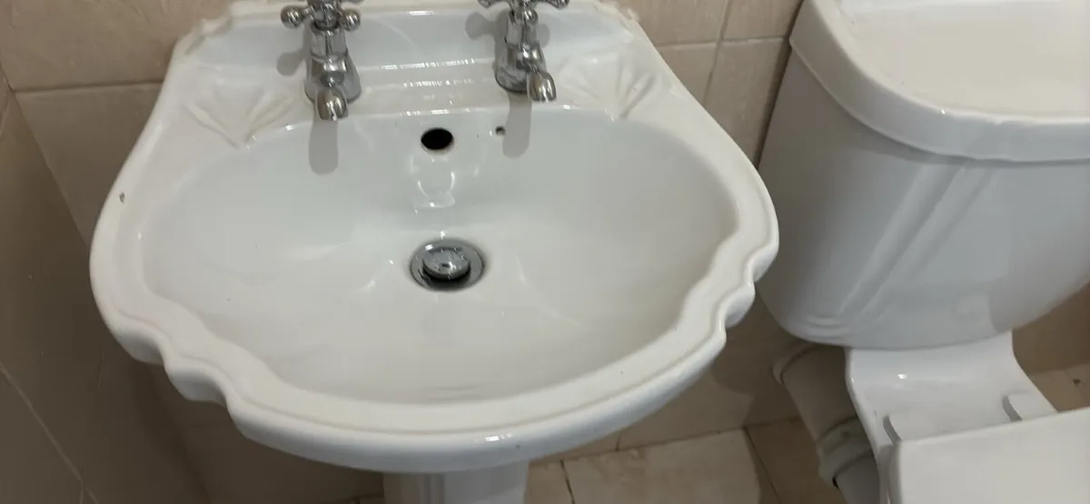 Toilet and sink with pedestal - Image 1
