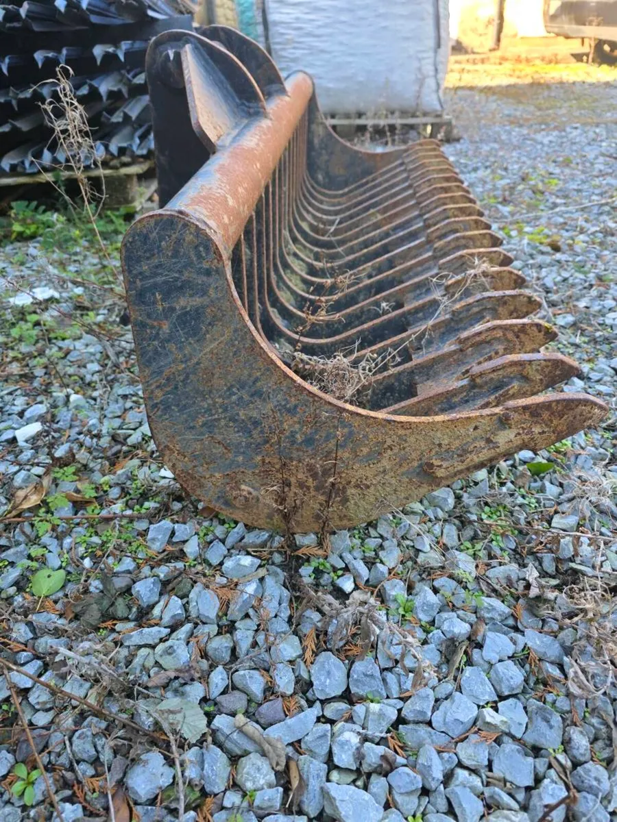 Digger raking bucket - Image 3