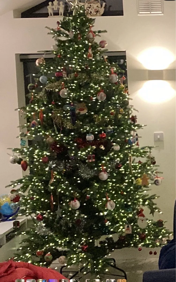 Christmas tree 8ft with integrated lights - Image 1