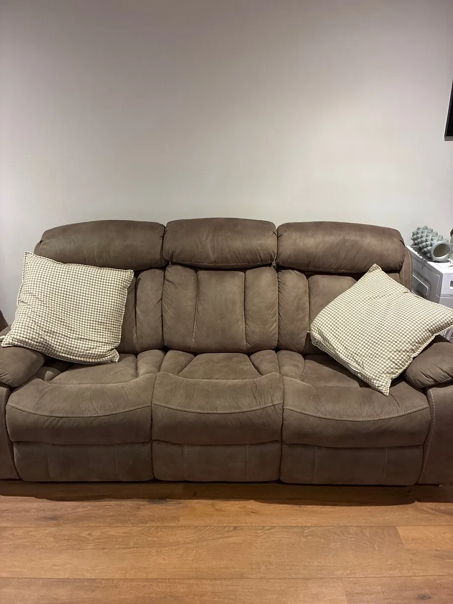 Double recliner 3 seater couch from Frank McGowan - Image 1