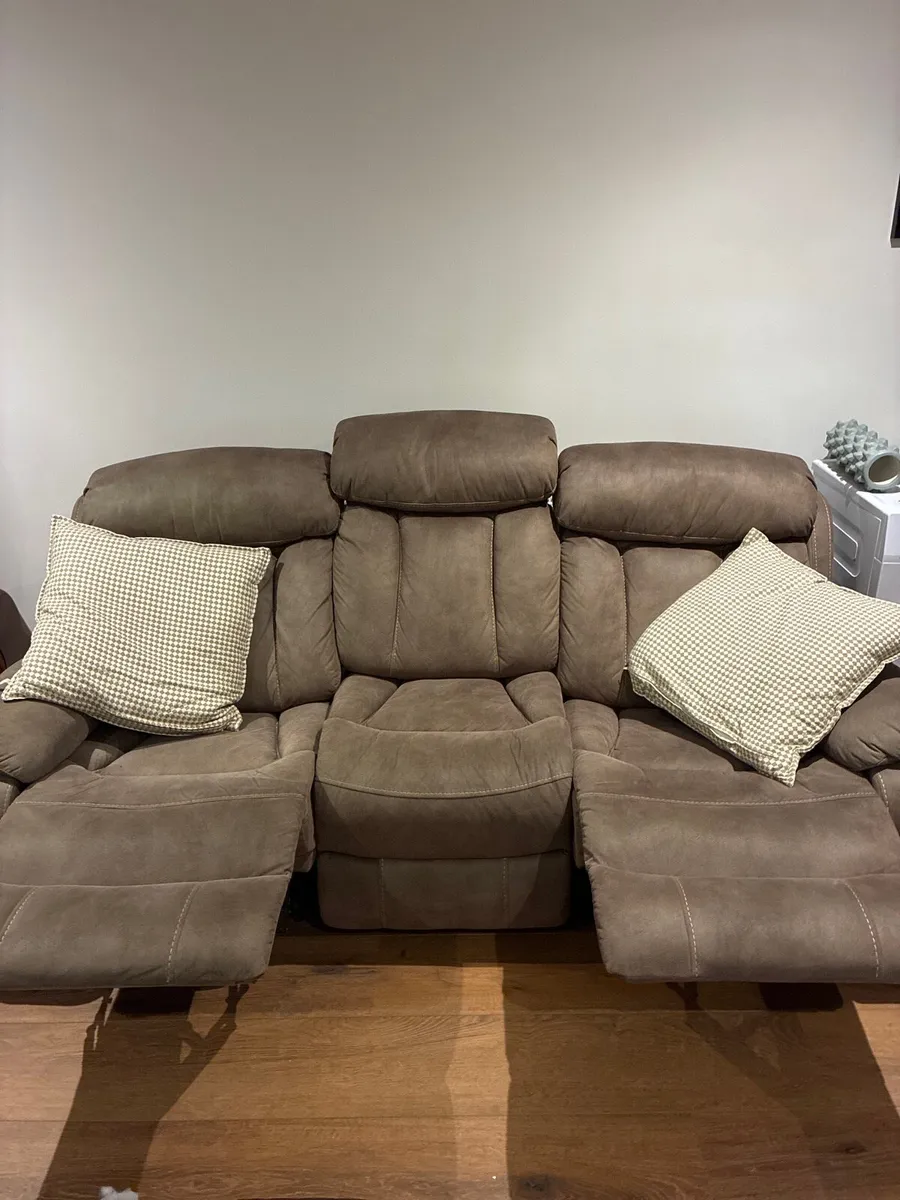 Double recliner 3 seater couch from Frank McGowan - Image 2