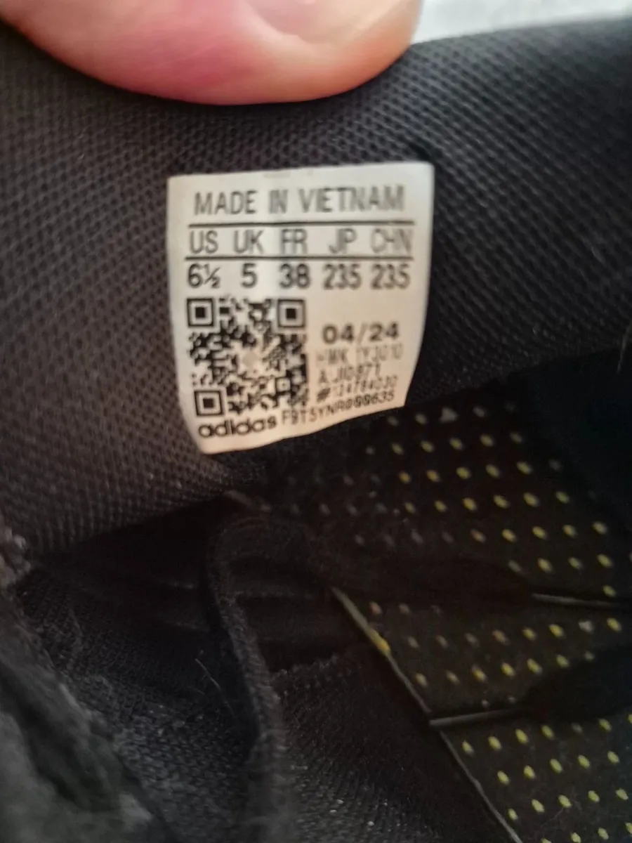 Kids Adidas trainers. UK5 - Post - Image 4