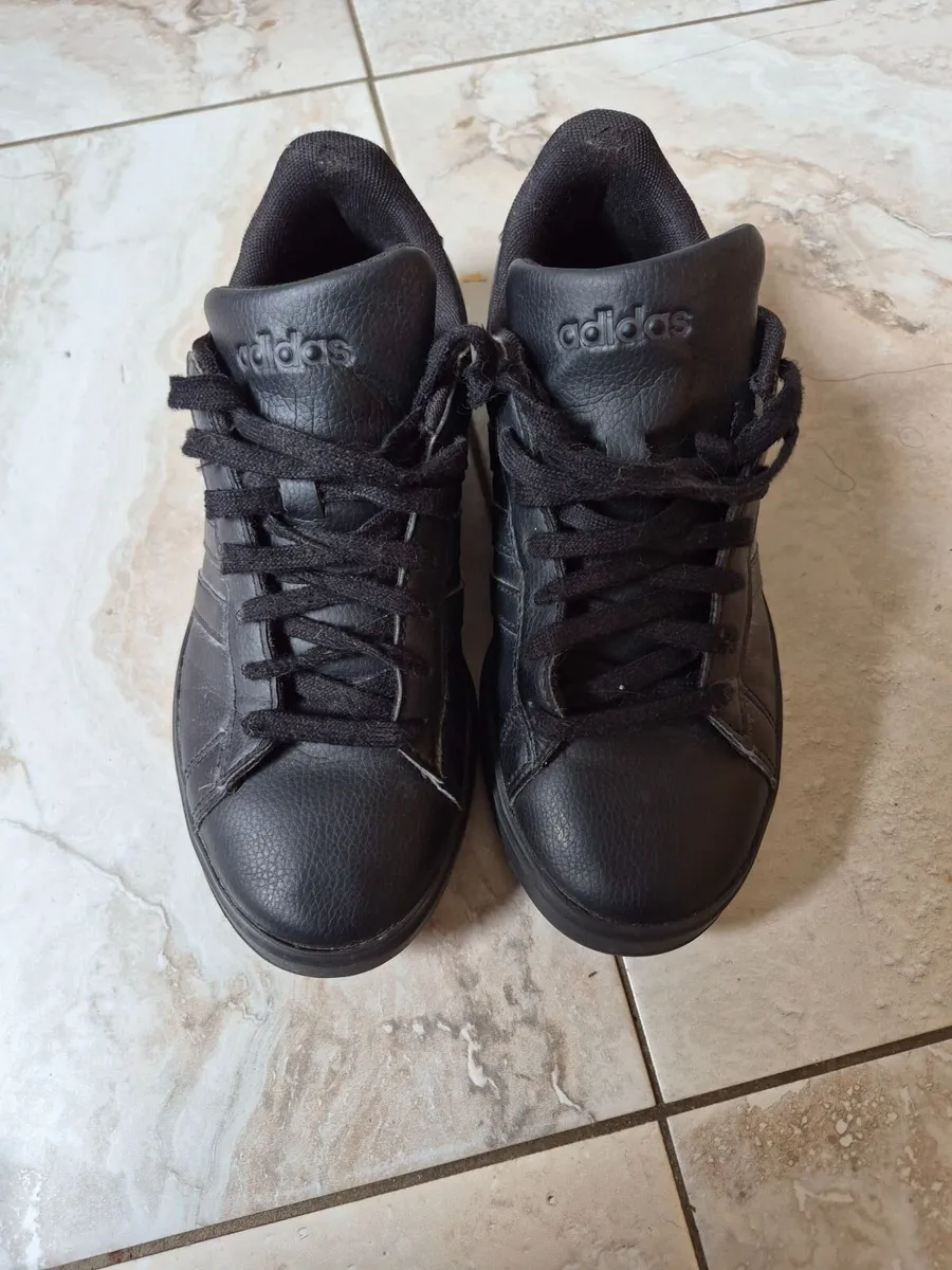 Kids Adidas trainers. UK5 - Post - Image 1
