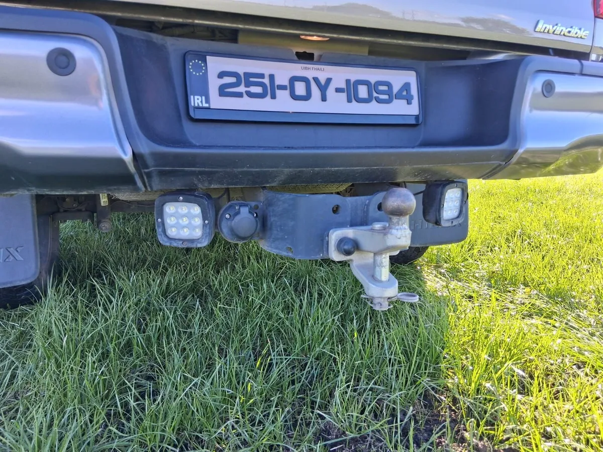 Toyota Hilux 2025 - Image 4