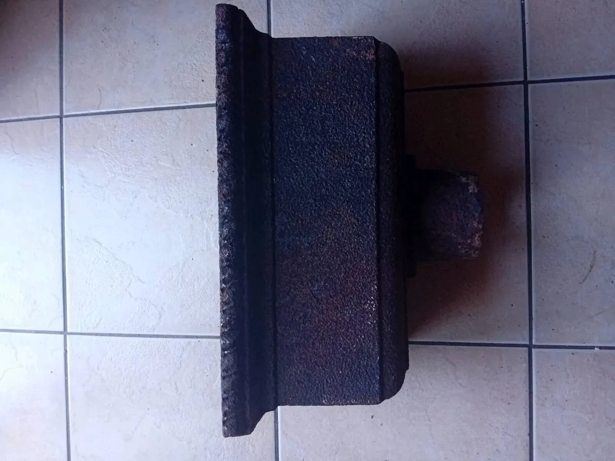 ANTIQUE AND COLLECTABLES - Image 1