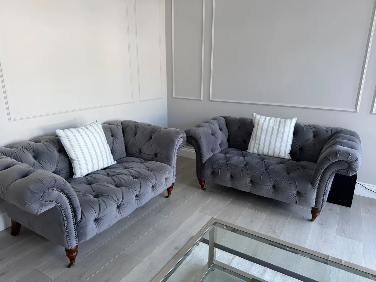 Luxury Grey Velvet Chesterfield Sofas (2x 2 Seater - Image 1
