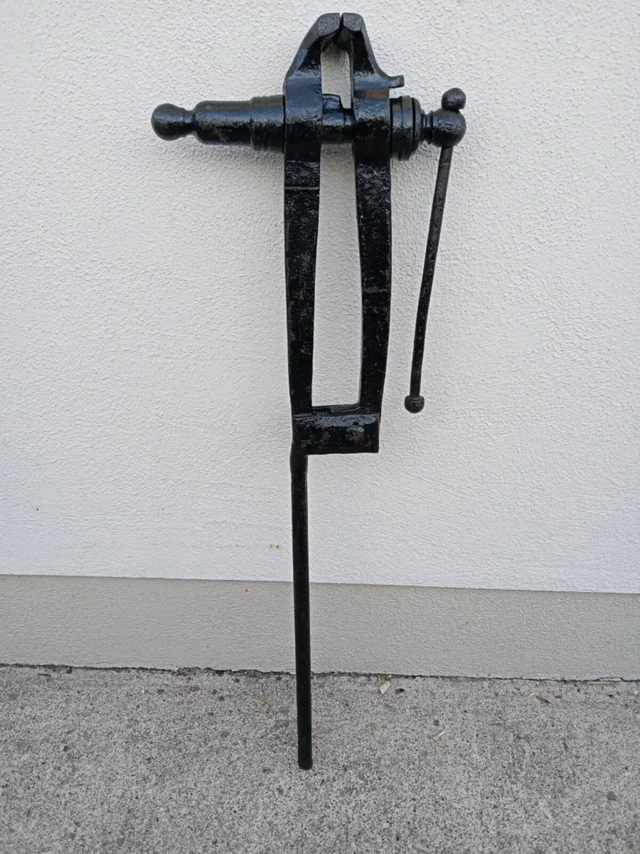 Vintage blacksmith leg vice - Image 1