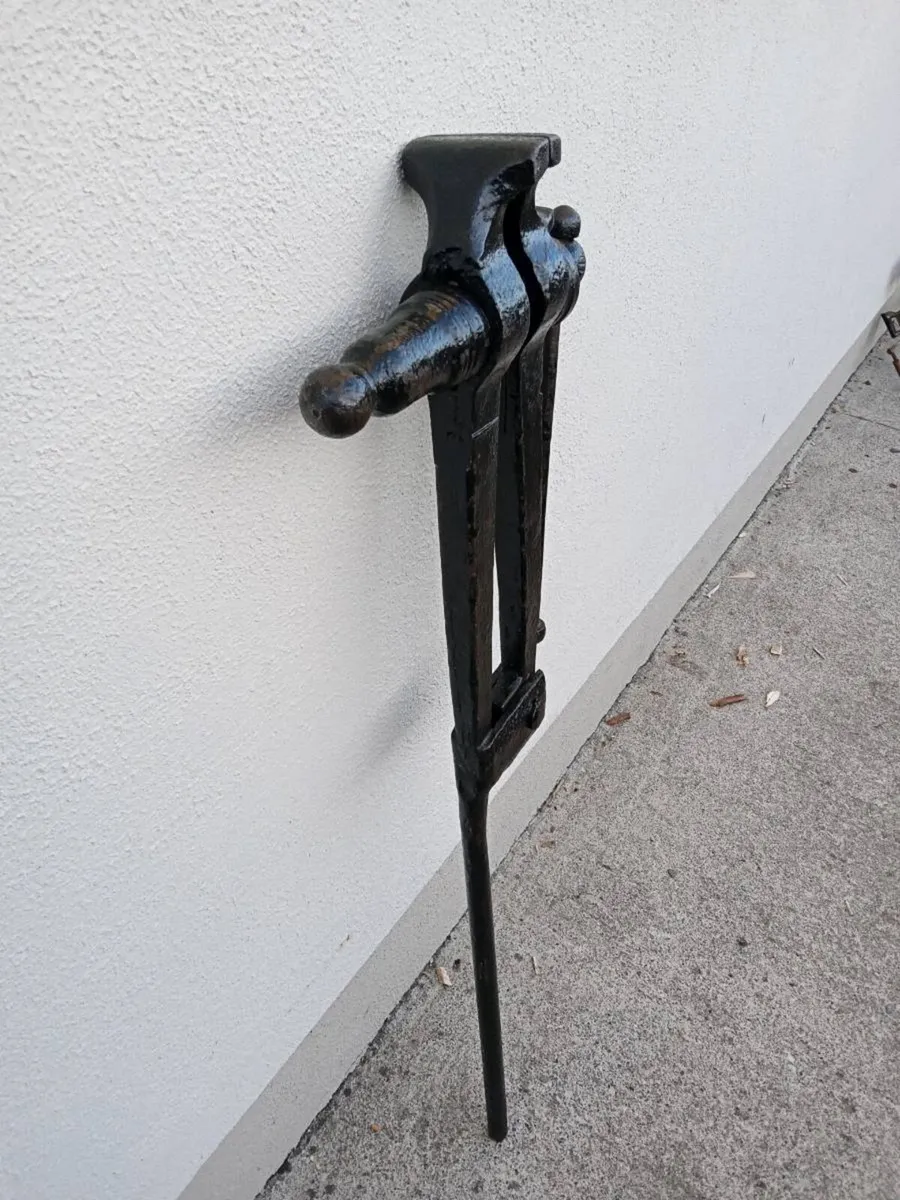 Vintage blacksmith leg vice - Image 2