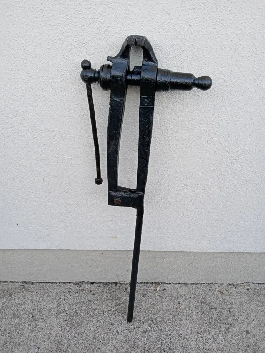 Vintage blacksmith leg vice - Image 3