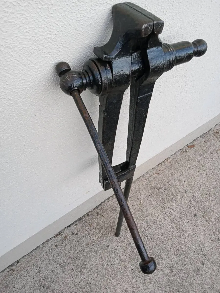 Vintage blacksmith leg vice - Image 4