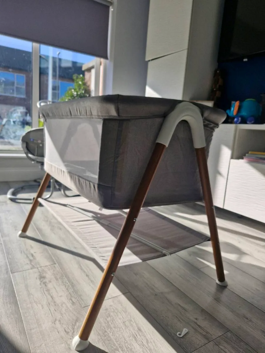 Baby's cot - Image 2