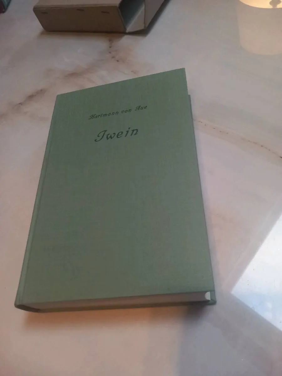 Hardback in German, poetry, Iwein by von Aue, D18 - Image 2