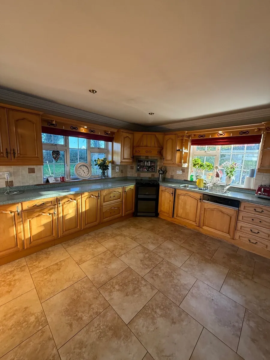 Maple Kitchen with Velstone Worktops – €2,000 ono - Image 4