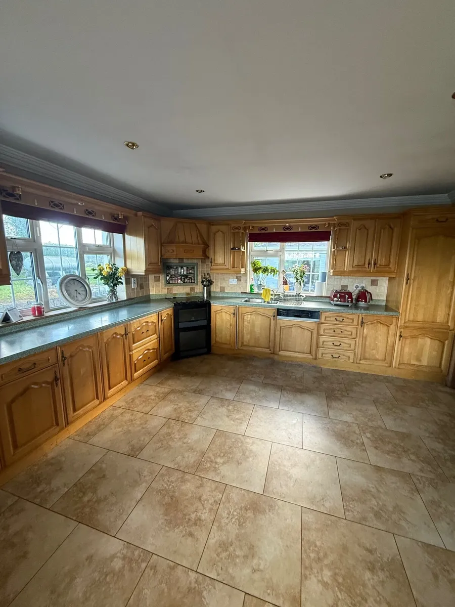 Maple Kitchen with Velstone Worktops – €2,000 ono - Image 2