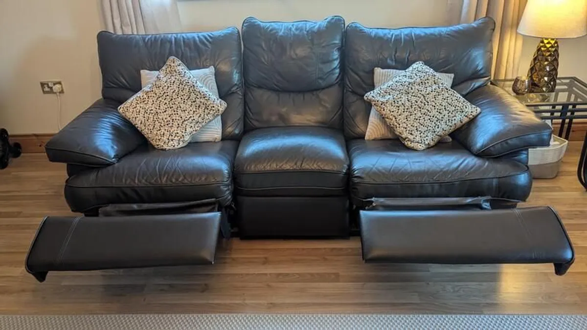 Leather sofa set - 3 seater and 2 seater - Image 2
