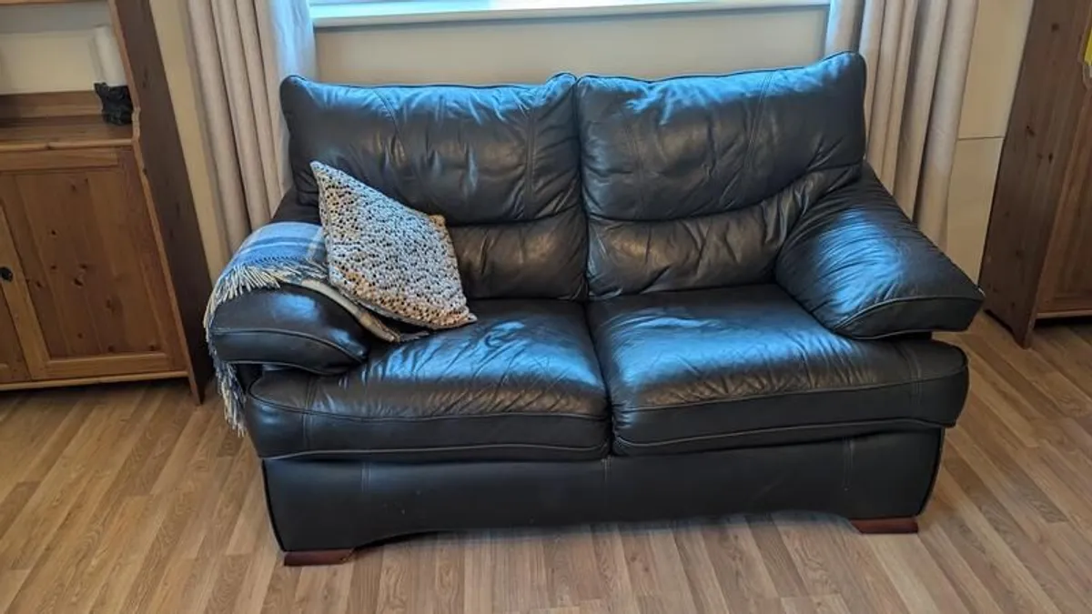 Leather sofa set - 3 seater and 2 seater - Image 3