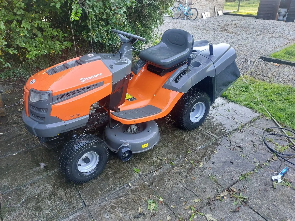 Ride on lawnmower - Image 1