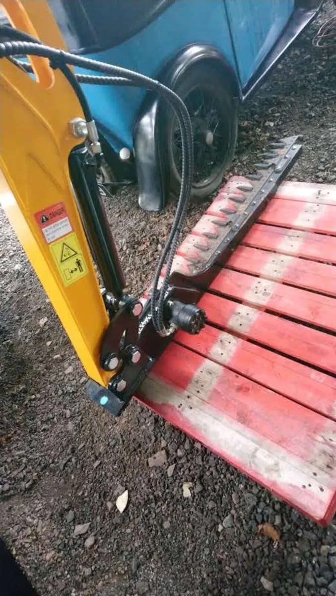 MINI DIGGER HEDGE CUTTER 🌿 - Image 3