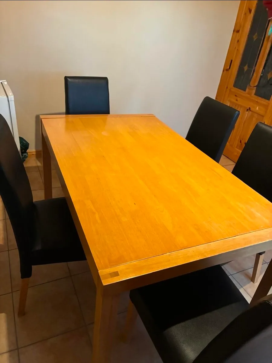Table and chairs - Image 1
