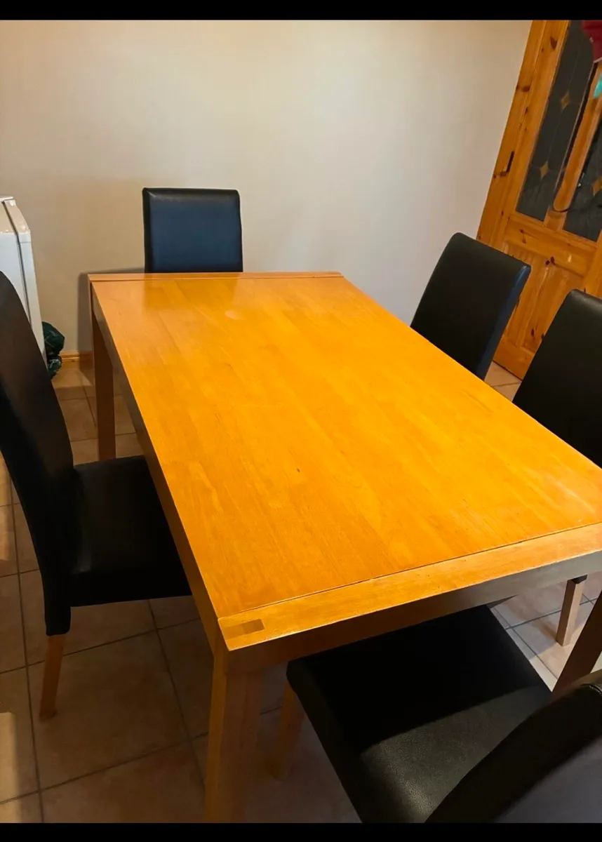 Table and chairs - Image 2