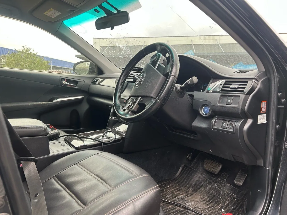 Toyota Camry hybrid - Image 2
