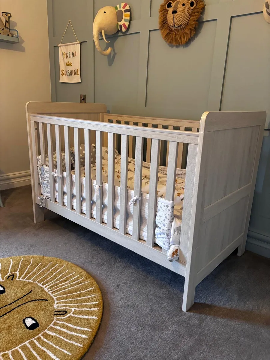 Mamas & Papas Atlas Cot Bed & Purezees Mattress - Image 4