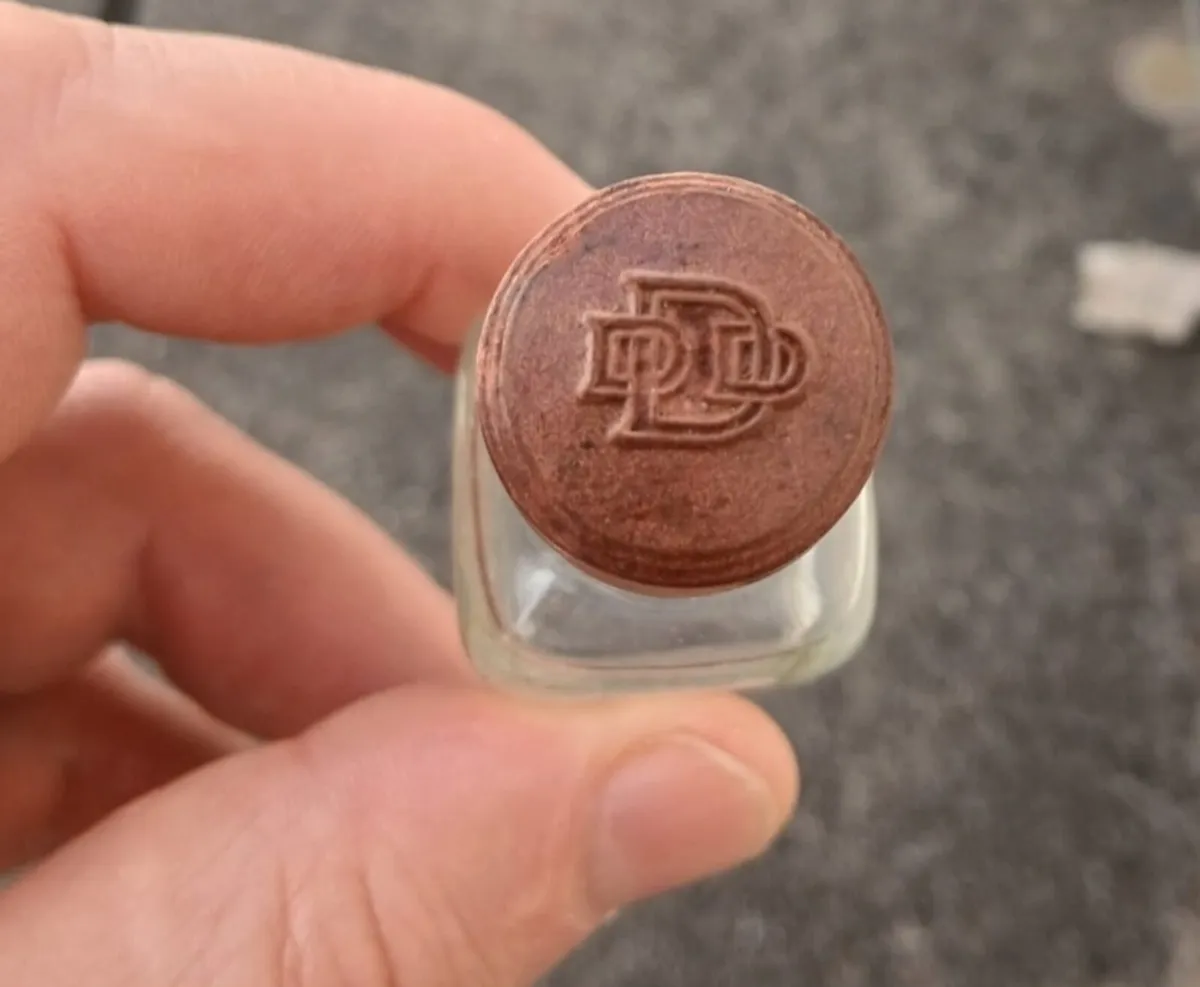 Vintage D D D BOTTLE WIT TOP - Image 2