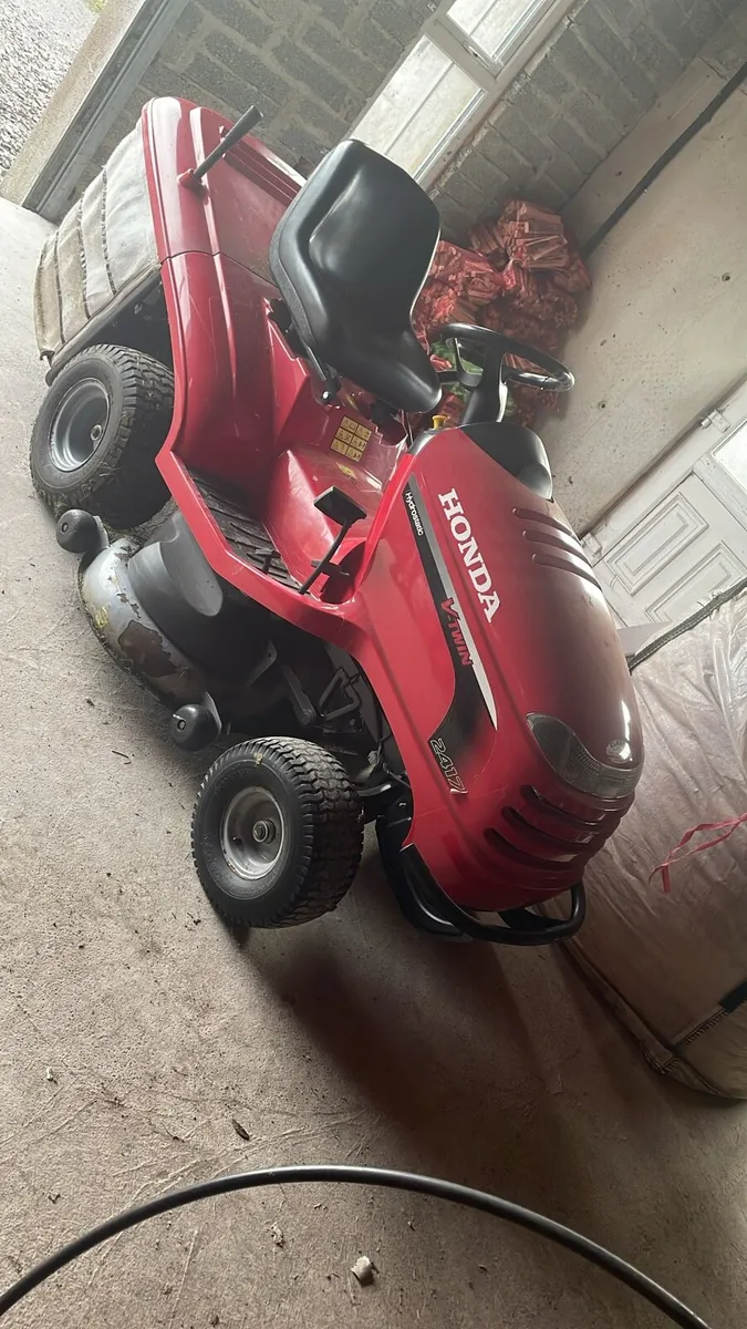 Honda ride on Lawnmower - Image 1