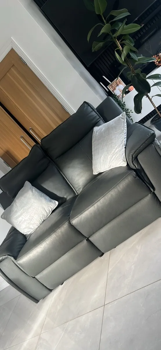 Couch - Image 4