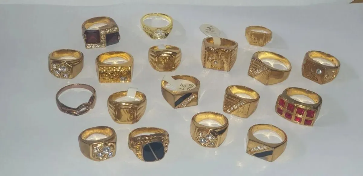 18 Assorted 18KP Gentlemans Rings - Image 2