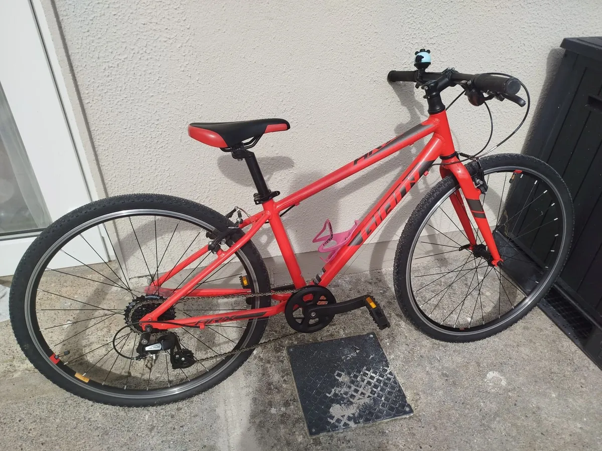 Kids junior Giant bike 26 inch wheel - Image 1