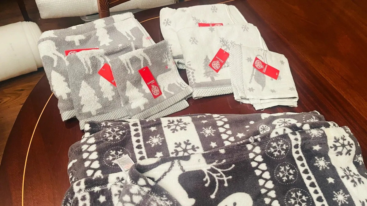 Christmas throw and towels - Image 1