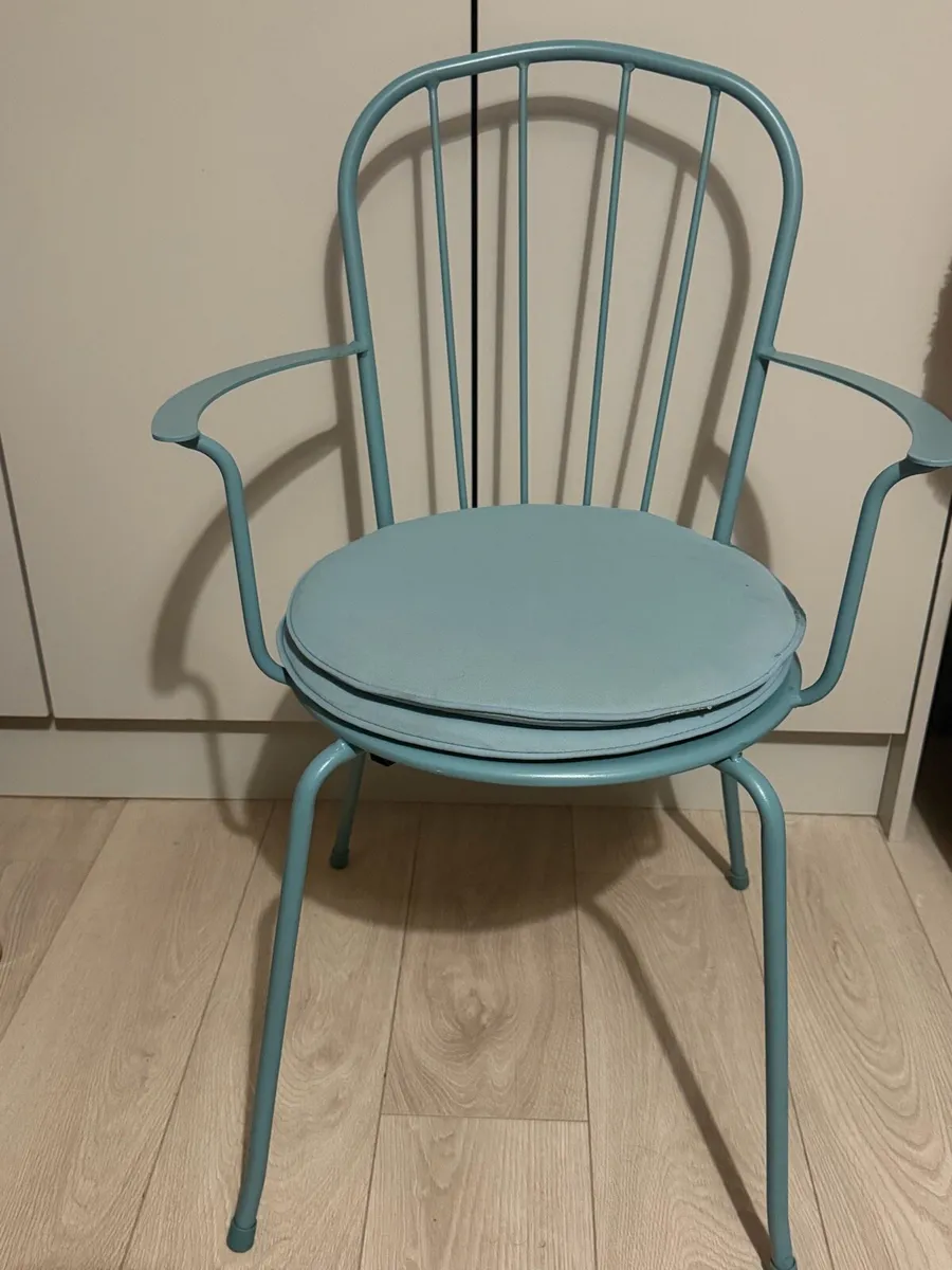 Table and chair - Image 2