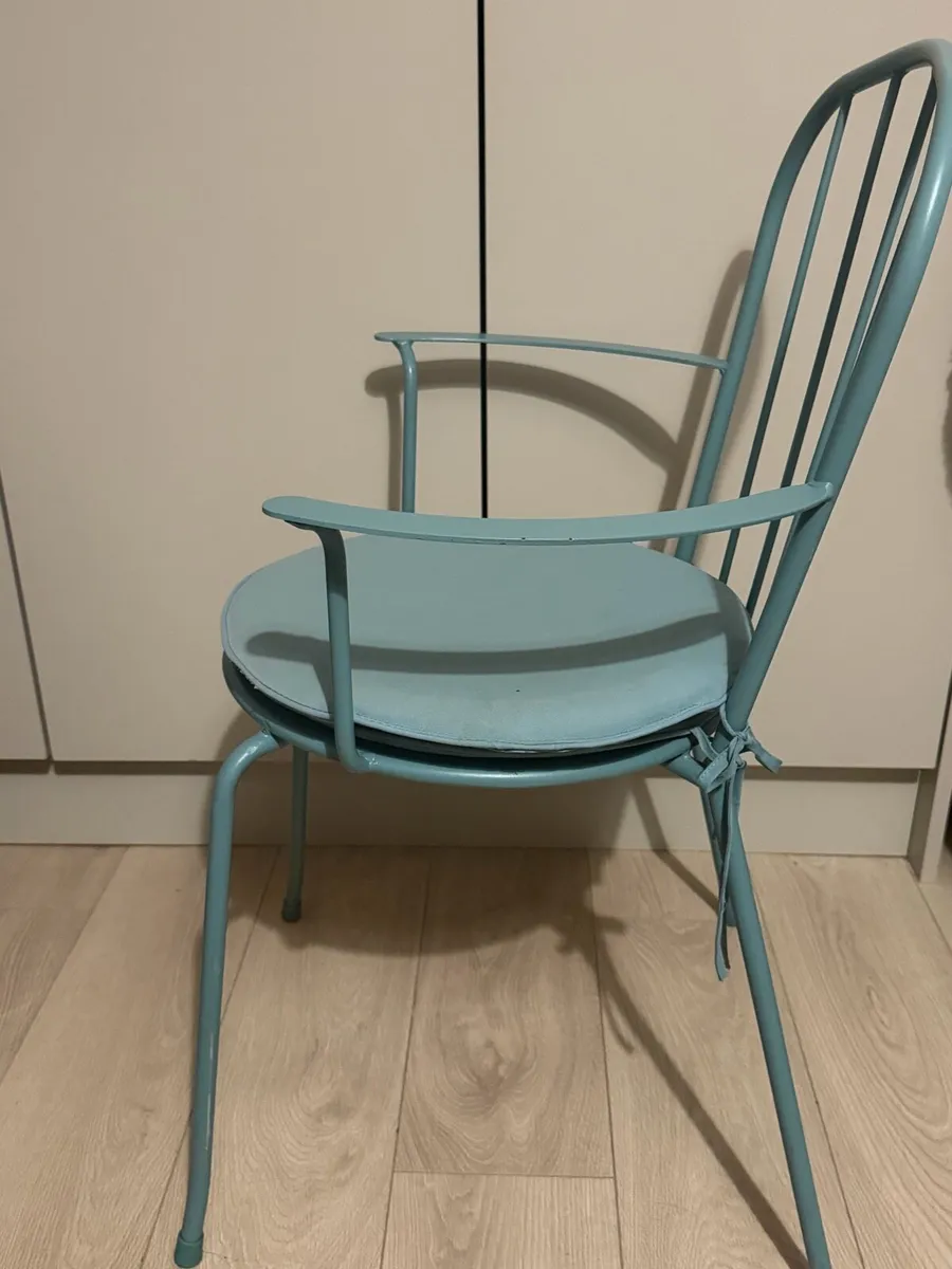 Table and chair - Image 3