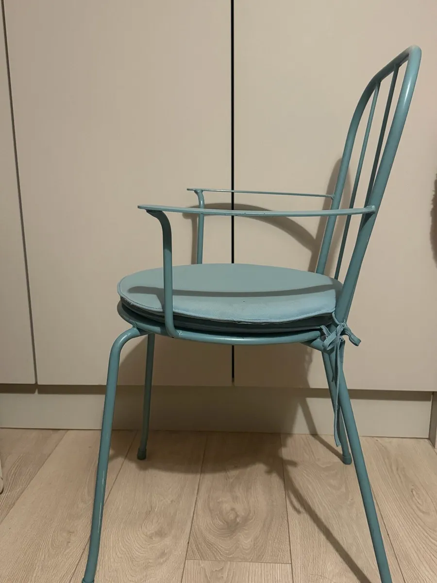 Table and chair - Image 4