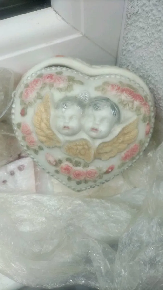 Vintage twin angel baby face China box 1960s