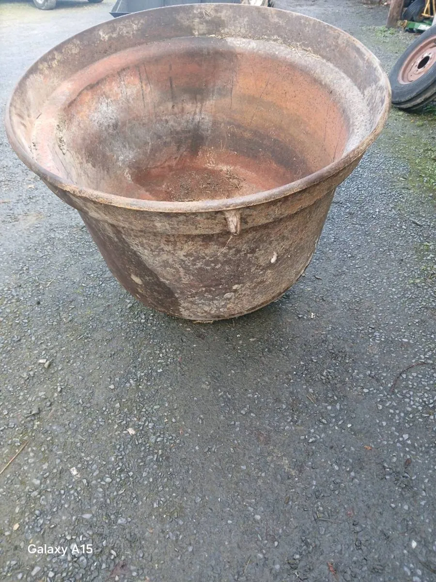 Famine pot and bike - Image 1
