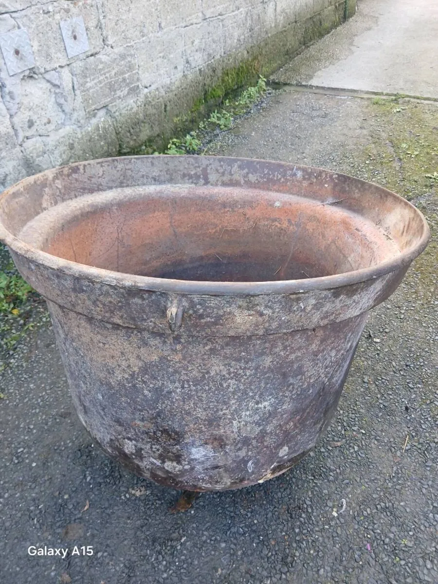 Famine pot and bike - Image 3