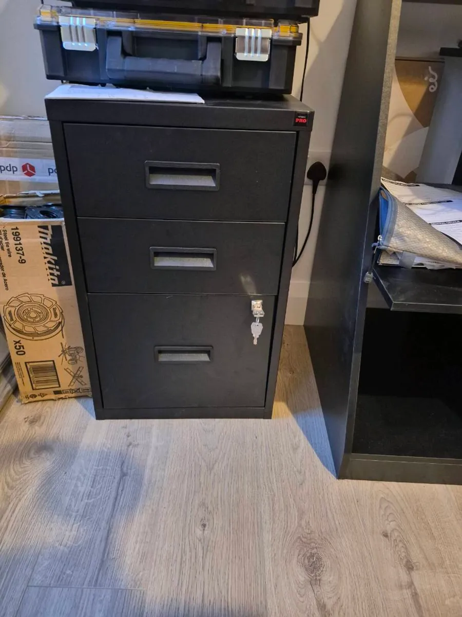 Office furniture - Image 1
