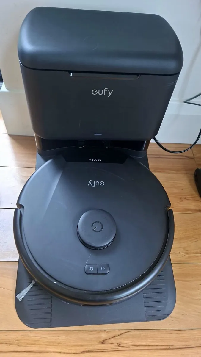 Robot vacuum and mop - Image 1