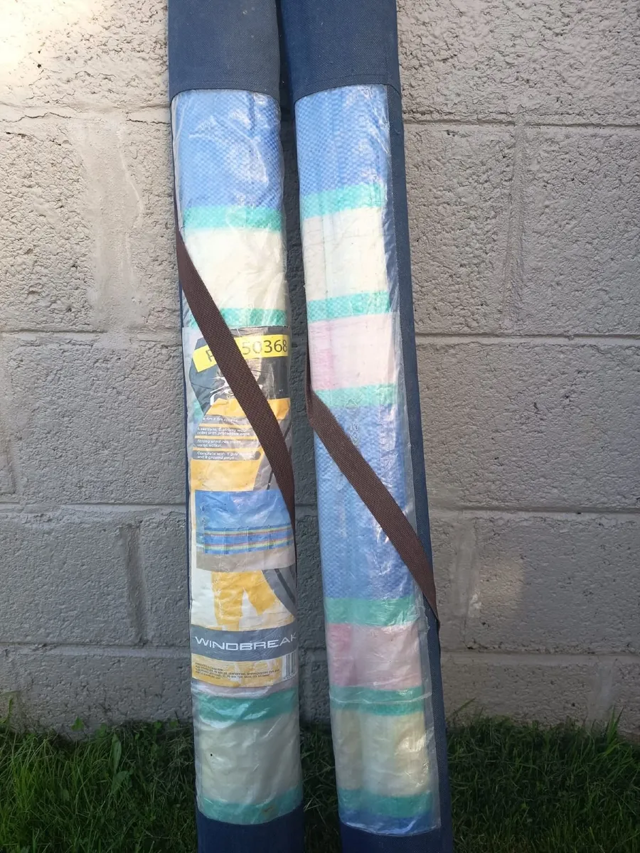 Pair of windbreaks with blue carry covers - Image 1