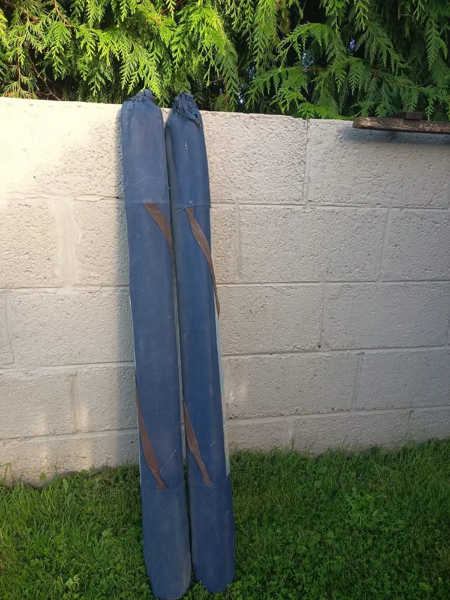 Pair of windbreaks with blue carry covers - Image 2