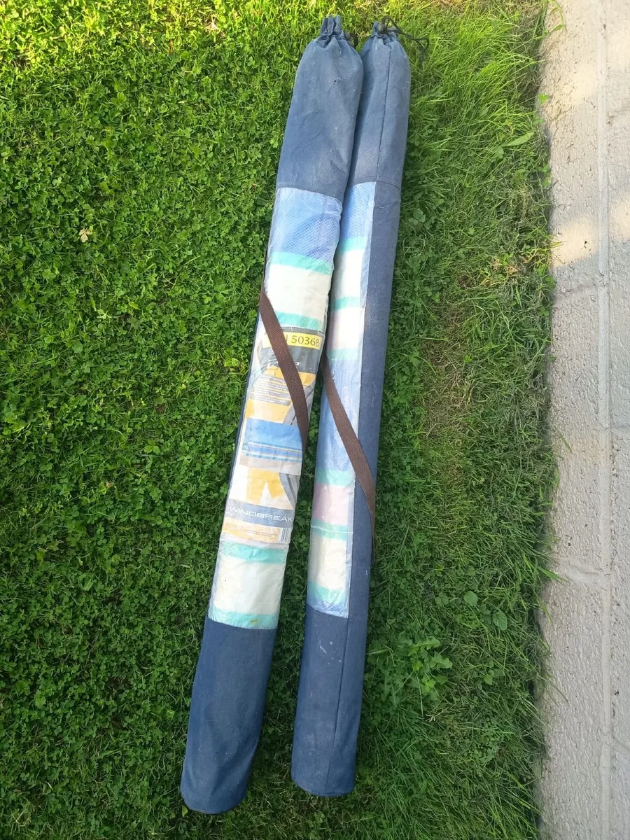 Pair of windbreaks with blue carry covers - Image 4